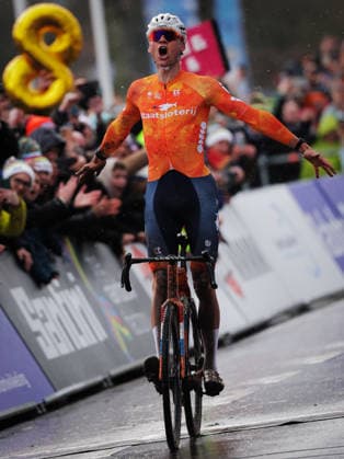 2026 UCI Cyclo-cross World Championships Picture by Alex Whitehead SWpix.com - 01 02 2026 - Cycling - 2026 UCI Cyclo-cross World Championships - Hulst, Zeeland, Netherlands - Men™s Elite - Winner Mathieu Van der Poel (Netherlands) Celebrates Copyright: x xSWpix.comx(t axPhotographyxHubxLtd)xAlexxWhitehead SWpix.comx SWP-3176-0332