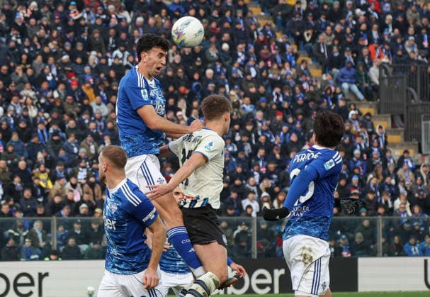 February 1, 2026, Como: Como 1907 s defender Jacobo Ramon Naveros in action against Atalanta s mildfielder Charles De Katelaere during the Italian Serie A soccer match Como 1907 vs Atalanta at Giuseppe Sinigaglia stadium in Como, Italy, 1 February 2026. ANSA ROBERTO BREGANI Serie A: Como-Atalanta  - ZUMAa110 20260201_zaf_a110_021 Copyright: xRobertoxBreganix
