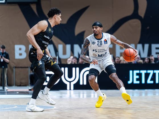 Michael Weathers MLP Academics Heidelberg, 20 in duel against Adrian Worthy Basketball Loewen Braunschweig, 00 Basketball Loewen Braunschweig vs MLP Academics Heidelberg, Basketball, easyCredit Basketball Bundesliga, Matchday 18, Season 2025 2026, 01 02 2026 Basketball Loewen Braunschweig vs MLP Academics Heidelberg, Basketball, easyCredit Basketball Bundesliga, Matchday 18, Season 2025 2026, 01 02 2026 Braunschweig Copyright: xEibner-Pressefoto DamianxKruczynx EP_DKI