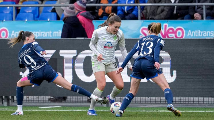 v li Jill Janssens TSG, 9 , Mara Alber Werder, 37 , Wielle Douma Wianda Ellen Geertruida Douma, TSG, 13 , duel, duel, tackle, tackling, dynamics, action, action, 01 02 2026, Sinsheim Hoffenheim Germany , Soccer, Google Pixel Women Bundesliga, TSG 1899 Hoffenheim SV Werder Bremen, DFB DFL REGULATIONS PROHIBIT ANY USE OF PHOTOGRAPHS AS IMAGE SEQUENCES AND OR QUASI VIDEO xozx