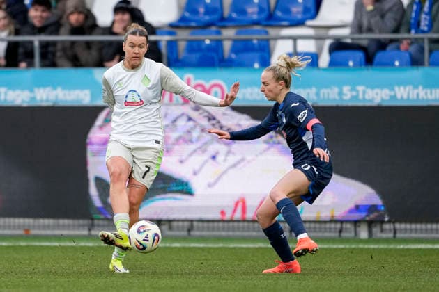 v li Larissa Mühlhaus Werder, 7 , Vanessa Diehm TSG, 6 , duel, duel, tackle, tackling, dynamics, action, action, 01 02 2026, Sinsheim Hoffenheim Germany , Football, Google Pixel Women Bundesliga, TSG 1899 Hoffenheim SV Werder Bremen, DFB DFL REGULATIONS PROHIBIT ANY USE OF PHOTOGRAPHS AS IMAGE SEQUENCES AND OR QUASI VIDEO xozx