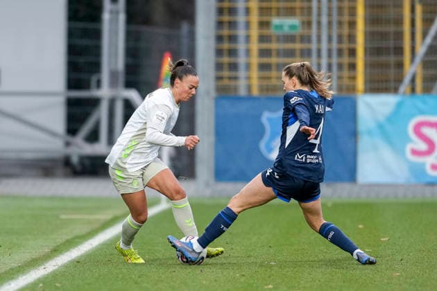 v li Maja Sternad Werder, 11 , Lisann Kaut TSG, 4 , duel, duel, tackle, tackling, dynamics, action, action, 01 02 2026, Sinsheim Hoffenheim Germany , Football, Google Pixel Women Bundesliga, TSG 1899 Hoffenheim SV Werder Bremen, DFB DFL REGULATIONS PROHIBIT ANY USE OF PHOTOGRAPHS AS IMAGE SEQUENCES AND OR QUASI VIDEO xozx