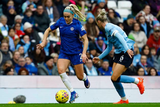 Manchester City v Chelsea, Manchester, UK - 01 February 2026 Ellie Carpenter of Chelsea Women feels pressure from Alex Greenwood of Manchester City Women during the Barclays WSL match between Manchester City and Chelsea at The Etihad Stadium on 1 February 2026 in Manchester, England (Photo by Steve Taylor PPAUK) Manchester The Etihad Stadium Greater Manchester England Copyright: xStevexTaylor PPAUKx PPA-244578