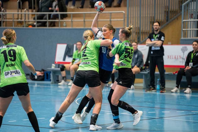 HSG Blomberg Lippe II vs TSV Nord Harrislee, Handball, 3 Liga Nord, Matchday 14, 1 2 2026, Season 2025 2026, Blomberg Megan Rusko HSG Blomberg Lippe II, 10 in duel with Anne Cathrine Styrbaek TSV Nord Harrislee, 02 and Tabea Schleemann TSV Nord Harrislee, 55 Blomberg Sporthalle an der Ulmenallee Germany