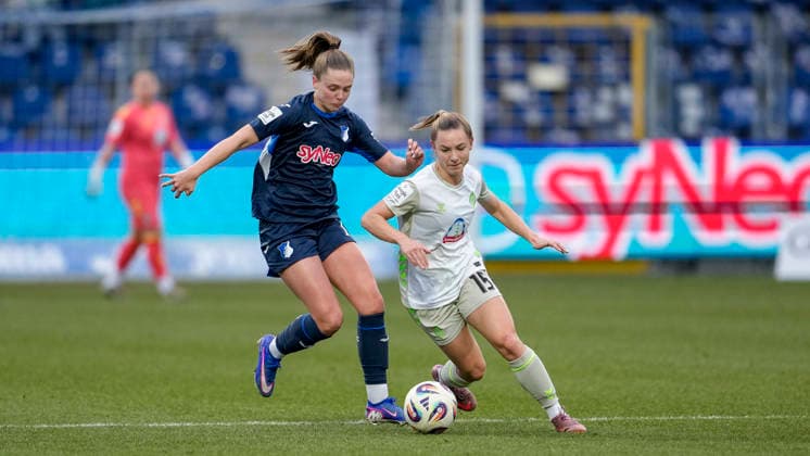 v li Valesca Ampoorter TSG, 18 , Michelle Weiß Weiss, Werder, 15 , duel, duel, tackle, tackling, dynamics, action, action, 01 02 2026, Sinsheim Hoffenheim Germany , Football, Google Pixel Women Bundesliga, TSG 1899 Hoffenheim SV Werder Bremen, DFB DFL REGULATIONS PROHIBIT ANY USE OF PHOTOGRAPHS AS IMAGE SEQUENCES AND OR QUASI VIDEO xozx