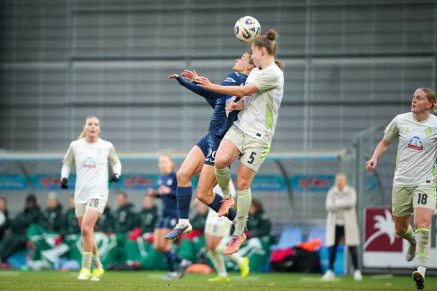 Soccer Google Pixel Women Bundesliga, Matchday 16, TSG Hoffenheim SV Werder Bremen on 01 02 2026 in Hoffenheim Dietmar Hopp Stadion , Germany, Season 2025 2026 DFB DFL REGULATIONS PROHIBIT ANY USE OF PHOTOGRAPHS as IMAGE SEQUENCES and or QUASI VIDEO Header duel between Cerci, Selina 29,TSG and Ulbrich, Michelle 5,SVW Hoffenheim Dietmar Hopp Stadion Germany Copyright: xChristophxKinzingerx