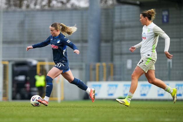 Soccer Google Pixel Women Bundesliga, Matchday 16, TSG Hoffenheim SV Werder Bremen on 01 02 2026 in Hoffenheim Dietmar Hopp Stadion , Germany, Season 2025 2026 DFB DFL REGULATIONS PROHIBIT ANY USE OF PHOTOGRAPHS as IMAGE SEQUENCES and or QUASI VIDEO Gloning, Laura 20,TSG in running duel with Mühlhaus, Larissa Michelle 7,SVW Hoffenheim Dietmar Hopp Stadion Germany Copyright: xChristophxKinzingerx