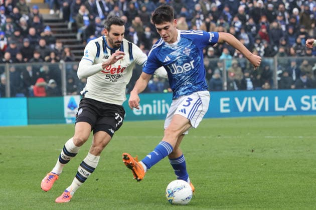ComoÕs ComoÕs Alex Valle AtalantaÕs Davide Zappacosta during the Serie A soccer match between Como and Atalanta at the Giuseppe Sinigaglia stadium in Como, north Italy - February 1, 2026 - Soccer.  Copyright: xAntonioxSaiai LaPressex