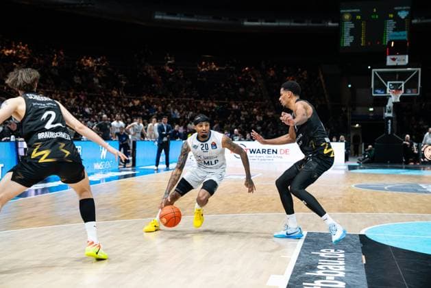 Game action with Michael Weathers 20 MLP Academics Heidelberg , Benjamin Schröder 2 Basketball Lions Braunschweig and David NGuessan 1 Basketball Lions Braunschweig on the pitch EasyCredit BBL 18 matchday in Braunschweig Michael Weathers 20 MLP Academics Heidelberg with ball against Benjamin Schröder 2 Basketball Lions Braunschweig and David NGuessan 1 Basketball Lions Braunschweig Copyright: xFeyzullahxGökalp feyzofsportsx