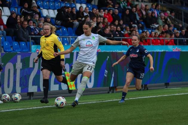 Hanna Nemeth 23 SV Werder Bremen in a duel with Marie Steiner 19 TSG Hoffenheim on the ball Duel for the ball Copyright: xspeedshotx