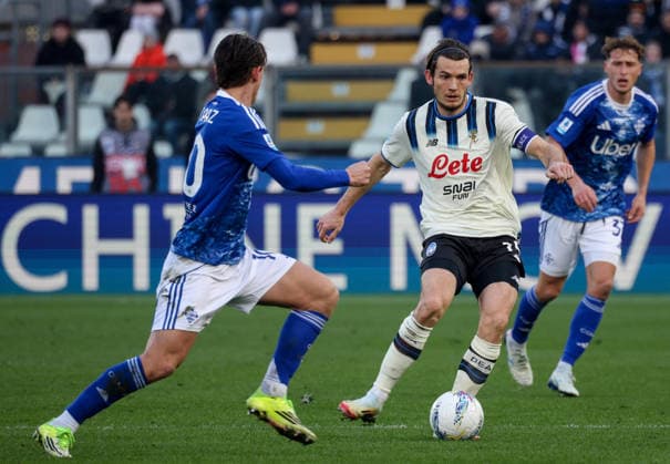 February 1, 2026, Como: Atalanta s mildfielder Marten De Roon in action against Como 1907 s mildfielder Nico Paz during the Italian Serie A soccer match Como 1907 vs Atalanta at Giuseppe Sinigaglia stadium in Como, Italy, 1 February 2026. ANSA ROBERTO BREGANI Serie A: Como-Atalanta  - ZUMAa110 20260201_zaf_a110_023 Copyright: xRobertoxBreganix