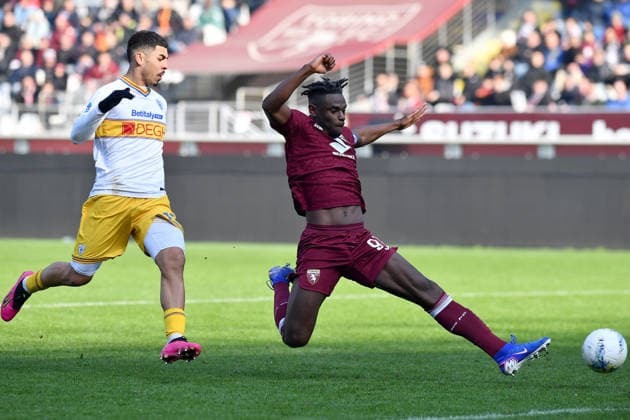 Duvan Zapata of Torino FC and Danilo Veiga of US Lecce during Serie A 2025 26 match between Torino FC and of US Lecce at Olimpico Grande Torino Stadium on February 01, 2026 in Turin, Italy - ph Giuliano Marchisciano  Copyright: xGiulianoxMarchisciano IPAxSportx xipa-agency.netx xx IPA_70843241 IPA_Agency_IPA70843241