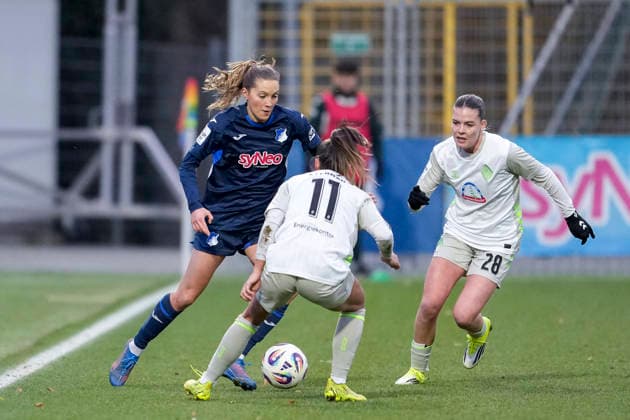 v li Lisann Kaut TSG, 4 , Maja Sternad Werder, 11 , Juliane Wirtz Werder, 28 , duel, duel scene, duel, tackle, tackling, dynamics, action, action, 01 02 2026, Sinsheim Hoffenheim Germany , Football, Google Pixel Women Bundesliga, TSG 1899 Hoffenheim SV Werder Bremen, DFB DFL REGULATIONS PROHIBIT ANY USE OF PHOTOGRAPHS AS IMAGE SEQUENCES AND OR QUASI VIDEO xozx