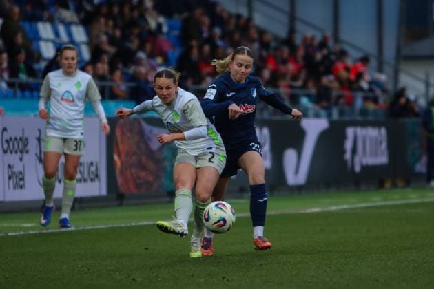 Laura Gloning 20 TSG Hoffenheim in a duel with Chiara DAngelo 2 SV Werder Bremen for the ball Duel for the ball Copyright: xspeedshotx
