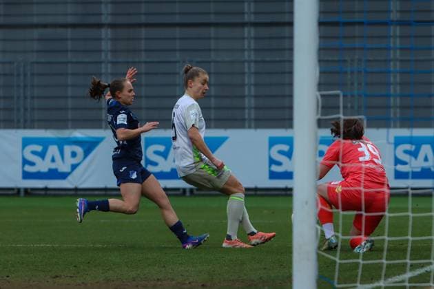 Michelle Ulbrich 5 SV Werder Bremen blocks shot by Marie Steiner 19 TSG Hoffenheim in front of goalkeeper 39 TSG Hoffenheim block in front of goal Copyright: xspeedshotx