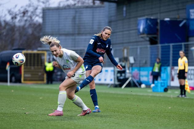 Lisann Kaut TSG Hoffenheim, 04 in duel with Michelle Weiß Werder Bremen, 15 , GER, TSG 1899 Hoffenheim vs SV Werder Bremen, Football Google Pixel Women Bundesliga, 16 Matchday, Season 2025 2026, 01 02 2026 DFB regulations prohibit any use of photographs as image sequences and or quasi video GER, TSG 1899 Hoffenheim vs SV Werder Bremen, Football Google Pixel Women Bundesliga, 16 Matchday, Season 2025 2026, 01 02 2026 Hoffenheim Copyright: xEibner-Pressefoto Memmlerx EP_MMR