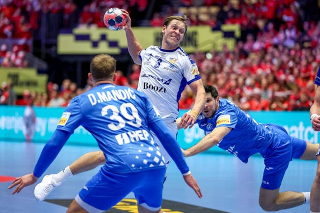 01 02 2026, Handball, Men s EHF EURO 2026, Iceland Croatia, Jyske Bank Boxing in Herning, Denmark, Placement Match 3 4 Janus Dadi Smarason Iceland 03 in duel against David Mandic Croatia 39 throws the ball at the goal Denmark