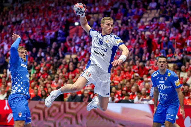 01 02 2026, Handball, Men s EHF EURO 2026, Iceland Croatia, Jyske Bank Boxen in Herning, Denmark, Placement Match 3 4 Ellioi Vioarsson Iceland 18 throws the ball on goal Denmark