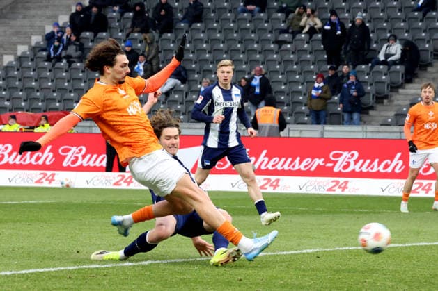 DEU, DFL, 2 FBL, Hertha BSC vs Darmstadt, 01 02 2026, Berliner Olympiastadion, Berlin, DEU, DFL, 2 FBL, Hertha BSC vs Darmstadt, im Bild 2 2 durch Fraser Hornby Darmstadt 9 , Linus Gechter Hertha BSC Berlin 44 DFL regulations prohibit any use of Photographs as image sequences and or quasi video nordphotoxGmbHx xEngler nph00076