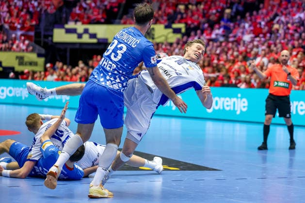 01 02 2026, Handball, Men s EHF EURO 2026, Iceland Croatia, Jyske Bank Boxing in Herning, Denmark, Placement Match 3 4 Gisli Thorgeir Kristjansson Iceland 10 in a duel against Veron Nacinovic Croatia 93 Denmark