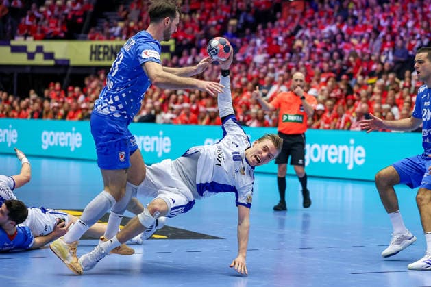 01 02 2026, Handball, Men s EHF EURO 2026, Iceland Croatia, Jyske Bank Boxing in Herning, Denmark, Placement Match 3 4 Gisli Thorgeir Kristjansson Iceland 10 in a duel against Veron Nacinovic Croatia 93 Denmark