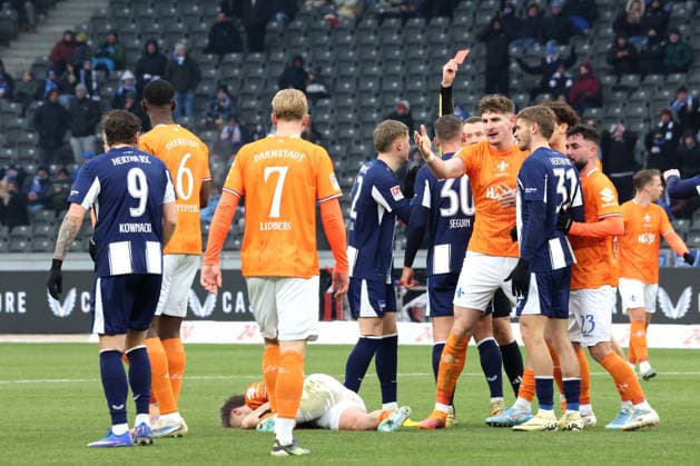 DEU, DFL, 2 FBL, Hertha BSC vs Darmstadt, 01 02 2026, Berliner Olympiastadion, Berlin, DEU, DFL, 2 FBL, Hertha BSC vs Darmstadt, im Bild Rote Karte fuer Dawid Kownacki Hertha BSC Berlin 9 DFL regulations prohibit any use of Photographs as image sequences and or quasi video nordphotoxGmbHx xEngler nph00076