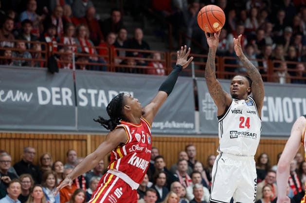 from left to right Marcus Carr Fitness First Wuerzburg Baskets, 5 and Cobe Williams Bamberg Baskets, 24 with a three-pointer, 01 02 2026, Basketball, BBL, Fitness First Wuerzburg Baskets vs BMA365 Bamberg Baskets, GER, Wuerzburg, Tectake Arena Copyright: HMBxMedia xHeikoxBecker