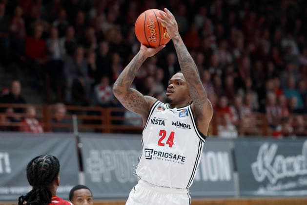 from left to right Marcus Carr Fitness First Wuerzburg Baskets, 5 and Cobe Williams Bamberg Baskets, 24 with a three-pointer, 01 02 2026, Basketball, BBL, Fitness First Wuerzburg Baskets vs BMA365 Bamberg Baskets, GER, Wuerzburg, Tectake Arena Copyright: HMBxMedia xHeikoxBecker
