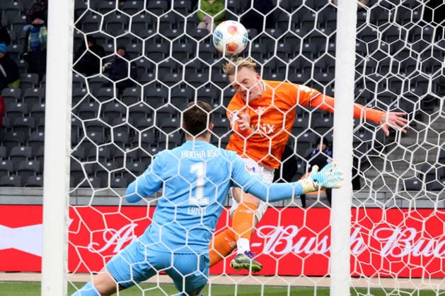 DEU, DFL, 2 FBL, Hertha BSC vs Darmstadt, 01 02 2026, Berliner Olympiastadion, Berlin, DEU, DFL, 2 FBL, Hertha BSC vs Darmstadt, im Bild Tjark Ernst Hertha BSC Berlin 1 , Isac Lidberg Darmstadt 7 DFL regulations prohibit any use of Photographs as image sequences and or quasi video nordphotoxGmbHx xEngler nph00076