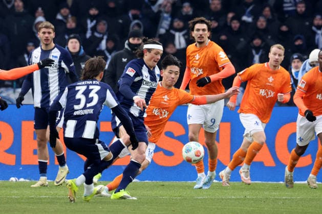 DEU, DFL, 2 FBL, Hertha BSC vs Darmstadt, 01 02 2026, Berliner Olympiastadion, Berlin, DEU, DFL, 2 FBL, Hertha BSC vs Darmstadt, pictured Fabian Reese Hertha BSC Berlin 11 , Michal Karbownik Hertha BSC Berlin 33 , HIROKI AKIYAMA Darmstadt 16 , Fraser Hornby Darmstadt 9 DFL regulations prohibit any use of Photographs as image sequences and or quasi video nordphotoxGmbHx xEngler nph00076