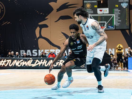 Grant Sherfield Basketball Loewen Braunschweig, 25 in duel against Marcel Kessen MLP Academics Heidelberg, 15 Basketball Loewen Braunschweig vs MLP Academics Heidelberg, Basketball, easyCredit Basketball Bundesliga, Matchday 18, Season 2025 2026, 01 02 2026 Basketball Loewen Braunschweig vs MLP Academics Heidelberg, Basketball, easyCredit Basketball Bundesliga, Matchday 18, Season 2025 2026, 01 02 2026 Braunschweig Copyright: xEibner-Pressefoto DamianxKruczynx EP_DKI