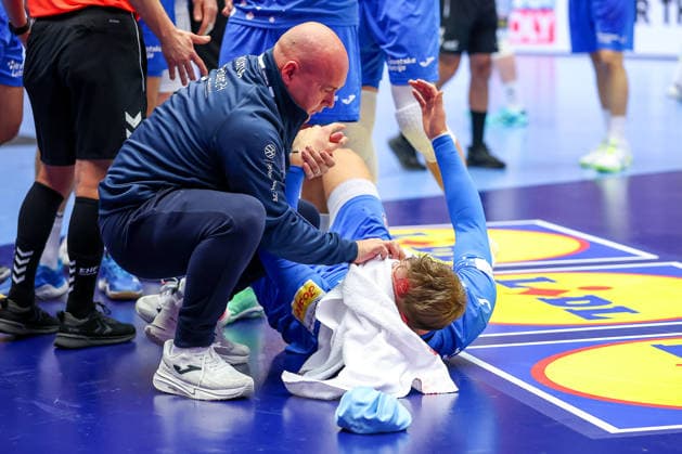 01 02 2026, Handball, Men s EHF EURO 2026, Iceland Croatia, Jyske Bank Boxing in Herning, Denmark, Placement Match 3 4 David Mandic Croatia 39 needs medical treatment for a laceration to the face Denmark