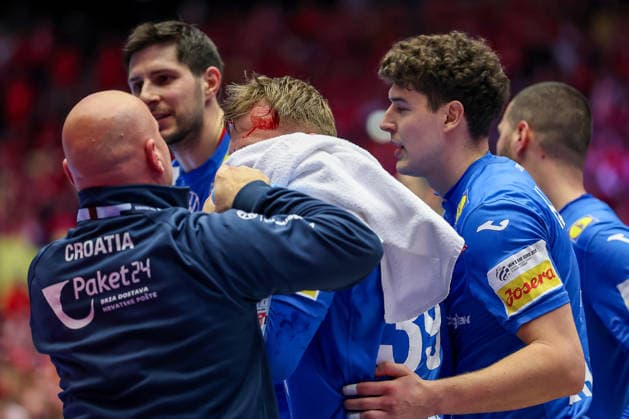 01 02 2026, Handball, Men s EHF EURO 2026, Iceland Croatia, Jyske Bank Boxing in Herning, Denmark, Placement Match 3 4 David Mandic Croatia 39 needs medical treatment for a laceration to the face Denmark