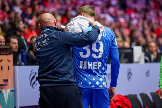 01 02 2026, Handball, Men s EHF EURO 2026, Iceland Croatia, Jyske Bank Boxing in Herning, Denmark, Placement Match 3 4 David Mandic Croatia 39 needs medical treatment for a laceration to the face Denmark