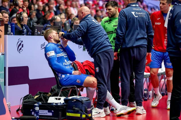 01 02 2026, Handball, Men s EHF EURO 2026, Iceland Croatia, Jyske Bank Boxing in Herning, Denmark, Placement Match 3 4 David Mandic Croatia 39 needs medical treatment for a laceration to the face Denmark