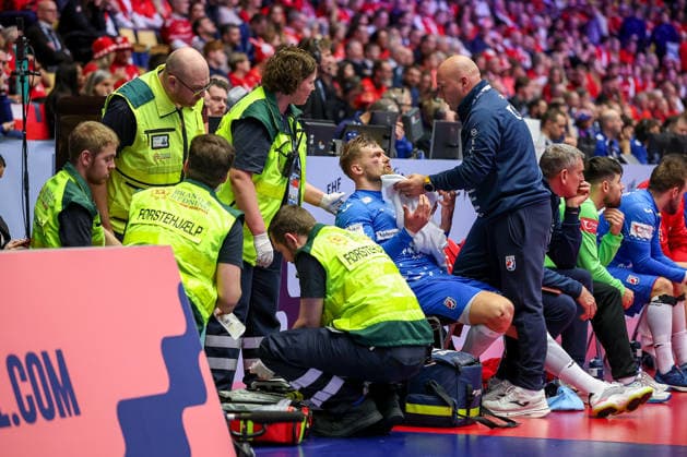 01 02 2026, Handball, Men s EHF EURO 2026, Iceland Croatia, Jyske Bank Boxing in Herning, Denmark, Placement Match 3 4 David Mandic Croatia 39 needs medical treatment for a laceration to the face Denmark