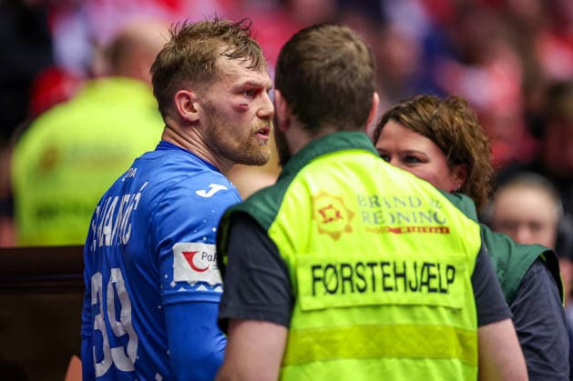 01 02 2026, Handball, Men s EHF EURO 2026, Iceland Croatia, Jyske Bank Boxing in Herning, Denmark, Placement Match 3 4 David Mandic Croatia 39 needs medical treatment for a laceration to the face Denmark