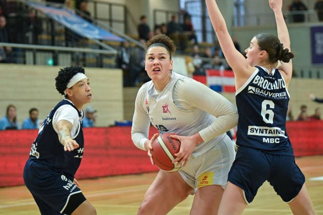 Liz Smith Lions, 24 , Elea Gaba Freibung, 19 , Nicole Brochlitz Lions, 6 , Syntainics MBC vs Eisvoegel USC Freiburg, Women, Basketball, 1 Bundesliga, DBBL, Main Round, 17 Matchday, Season 2025 26, 01 02 2026 Halle SWH Arena Sachsen Anhalt Germany