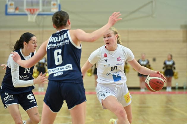 Katelyn Shumate Lions, 14 , Nicole Brochlitz Lions, 6 , Helena Englisch Freiburg, 10 , Syntainics MBC vs Eisvoegel USC Freiburg, Women, Basketball, 1 Bundesliga, DBBL, Main Round, 17 Matchday, Season 2025 26, 01 02 2026 Halle SWH Arena Sachsen Anhalt Germany