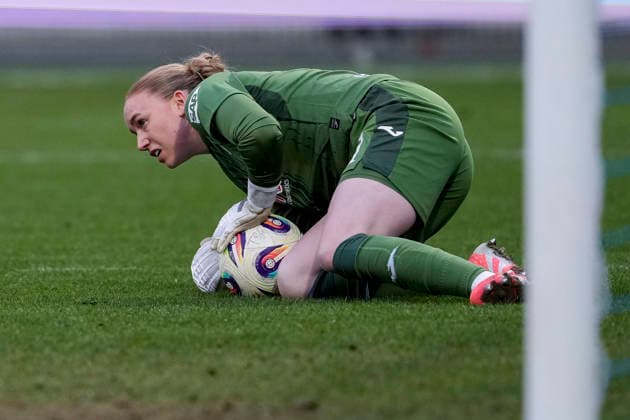 Laura Johanna Dick Goalkeeper, Goalkeeper, TSG, 1 , on the ball, cropped, full body, single image, single photo, action, action, 01 02 2026, Sinsheim Hoffenheim Germany , Football, Google Pixel Women Bundesliga, TSG 1899 Hoffenheim SV Werder Bremen, DFB DFL REGULATIONS PROHIBIT ANY USE OF PHOTOGRAPHS AS IMAGE SEQUENCES AND OR QUASI VIDEO xozx