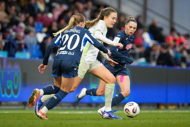 Soccer Google Pixel Women Bundesliga, Matchday 16, TSG Hoffenheim SV Werder Bremen on 01 02 2026 in Hoffenheim Dietmar Hopp Stadion , Germany, Season 2025 2026 DFB DFL REGULATIONS PROHIBIT ANY USE OF PHOTOGRAPHS as IMAGE SEQUENCES and or QUASI VIDEO Alber, Mara 37,SVW asserts herself against Gloning, Laura 20,TSG and Janssens, Jill 9,TSG Hoffenheim Dietmar Hopp Stadion Germany Copyright: xChristophxKinzingerx
