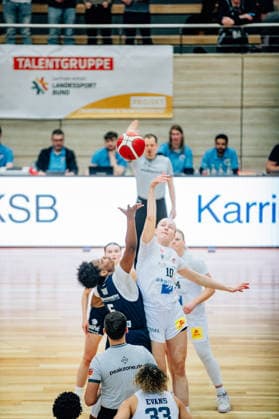 BB 1BL Women Syntainics MBC Lions Eisvoegel USC Freiburg Khalis Cain GISA Lions MBC , Helena Englisch Eisvoegel USC Freiburg during the 2025 2026 season in the DBBL Toyota Bundesliga Syntainics MBC Lions and Eisvoegel USC Freiburg at the SWH Arena on February 1, 2026 in Halle Saale, Sachsen Anhalt, Germany