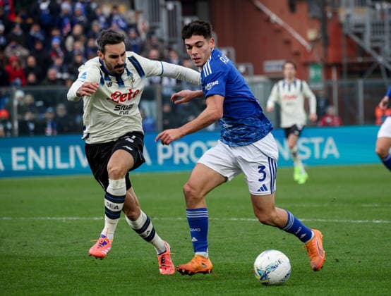 February 1, 2026, Como: Como 1907 s defender Alex Valle Gomez in action against Atalanta s mildfielder Davide Zappacosta during the Italian Serie A soccer match Como 1907 vs Atalanta at Giuseppe Sinigaglia stadium in Como, Italy, 1 February 2026. ANSA ROBERTO BREGANI Serie A: Como-Atalanta  - ZUMAa110 20260201_zaf_a110_027 Copyright: xRobertoxBreganix