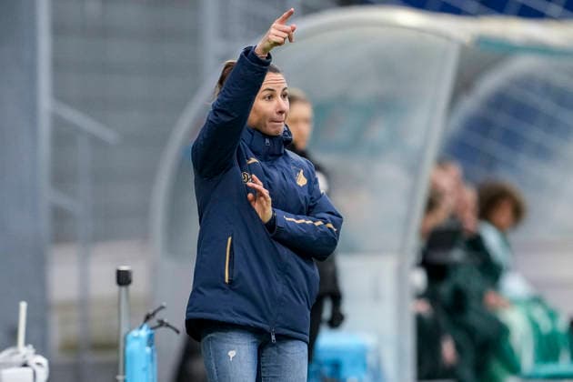 Eva Maria Virsinger Head Coach, Coach, TSG , gives instructions, gestures, gesticulates with arms, single image, single photo, action, action, 01 02 2026, Sinsheim Hoffenheim Germany , Football, Google Pixel Women Bundesliga, TSG 1899 Hoffenheim SV Werder Bremen, DFB DFL REGULATIONS PROHIBIT ANY USE OF PHOTOGRAPHS AS IMAGE SEQUENCES AND OR QUASI VIDEO xozx