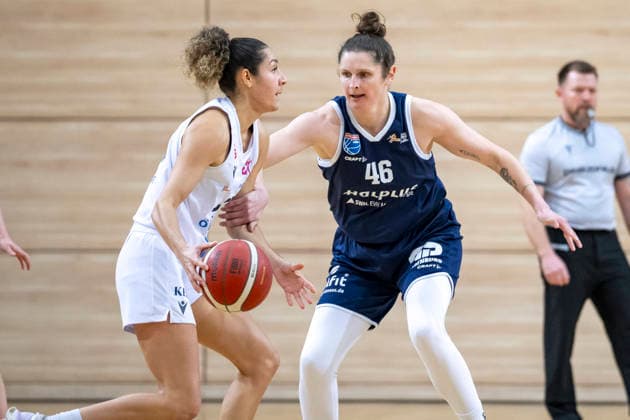 Toyota DBBL 2025 2026 Syntainics MBC vs USC Freiburg Halle Saale, Germany 01 February 2026 In the picture from left Summah Evans Freiburg and Romy Bär Baer Halle Halle Saale swh Arena Sachsen Anhalt Germany