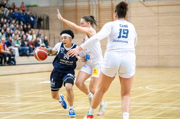 Toyota DBBL 2025 2026 Syntainics MBC vs USC Freiburg Halle Saale, Germany 01 February 2026 In the picture from left in the duel Liz Smith Halle , Britta Daub Freiburg and ElÃ a Gaba Freiburg Halle Saale swh Arena Sachsen Anhalt Germany