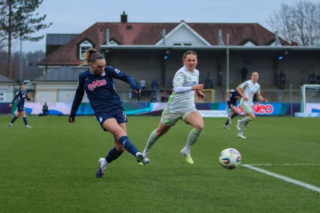 Chiara DAngelo 2 SV Werder Bremen in a duel with Jill Janssens 9 TSG Hoffenheim for the ball Duel for the ball Copyright: xspeedshotx