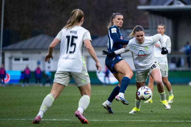 Selina Cerci TSG Hoffenheim, 29 in duel with Juliane Wirtz Werder Bremen, 28 , in front Michelle Weiß Werder Bremen, 15 , GER, TSG 1899 Hoffenheim vs SV Werder Bremen, Football Google Pixel Womens Bundesliga, Matchday 16, Season 2025 2026, 01 02 2026 DFB regulations prohibit any use of photographs as image sequences and or quasi video GER, TSG 1899 Hoffenheim vs SV Werder Bremen, Fußball Google Pixel Frauen Bundesliga, 16 Spieltag, Saison 2025 2026, 01 02 2026 Hoffenheim Copyright: xEibner-Pressefoto Memmlerx EP_MMR