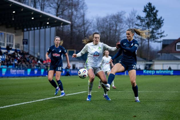Mara Alber Werder Bremen, 37 in duel with Selina Cerci TSG Hoffenheim, 29 , GER, TSG 1899 Hoffenheim vs SV Werder Bremen, Football Google Pixel Womens Bundesliga, Matchday 16, Season 2025 2026, 01 02 2026 DFB regulations prohibit any use of photographs as image sequences and or quasi video GER, TSG 1899 Hoffenheim vs SV Werder Bremen, Football Google Pixel Womens Bundesliga, Matchday 16, Season 2025 2026, 01 02 2026 Hoffenheim Copyright: xEibner-Pressefoto Memmlerx EP_MMR
