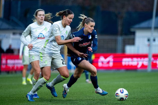 Selina Cerci TSG Hoffenheim, 29 in duel with Hanna Nemeth Werder Bremen, 23 , GER, TSG 1899 Hoffenheim vs SV Werder Bremen, Football Google Pixel Womens Bundesliga, Matchday 16, Season 2025 2026, 01 02 2026 DFB regulations prohibit any use of photographs as image sequences and or quasi video GER, TSG 1899 Hoffenheim vs SV Werder Bremen, Football Google Pixel Womens Bundesliga, Matchday 16, Season 2025 2026, 01 02 2026 Hoffenheim Copyright: xEibner-Pressefoto Memmlerx EP_MMR